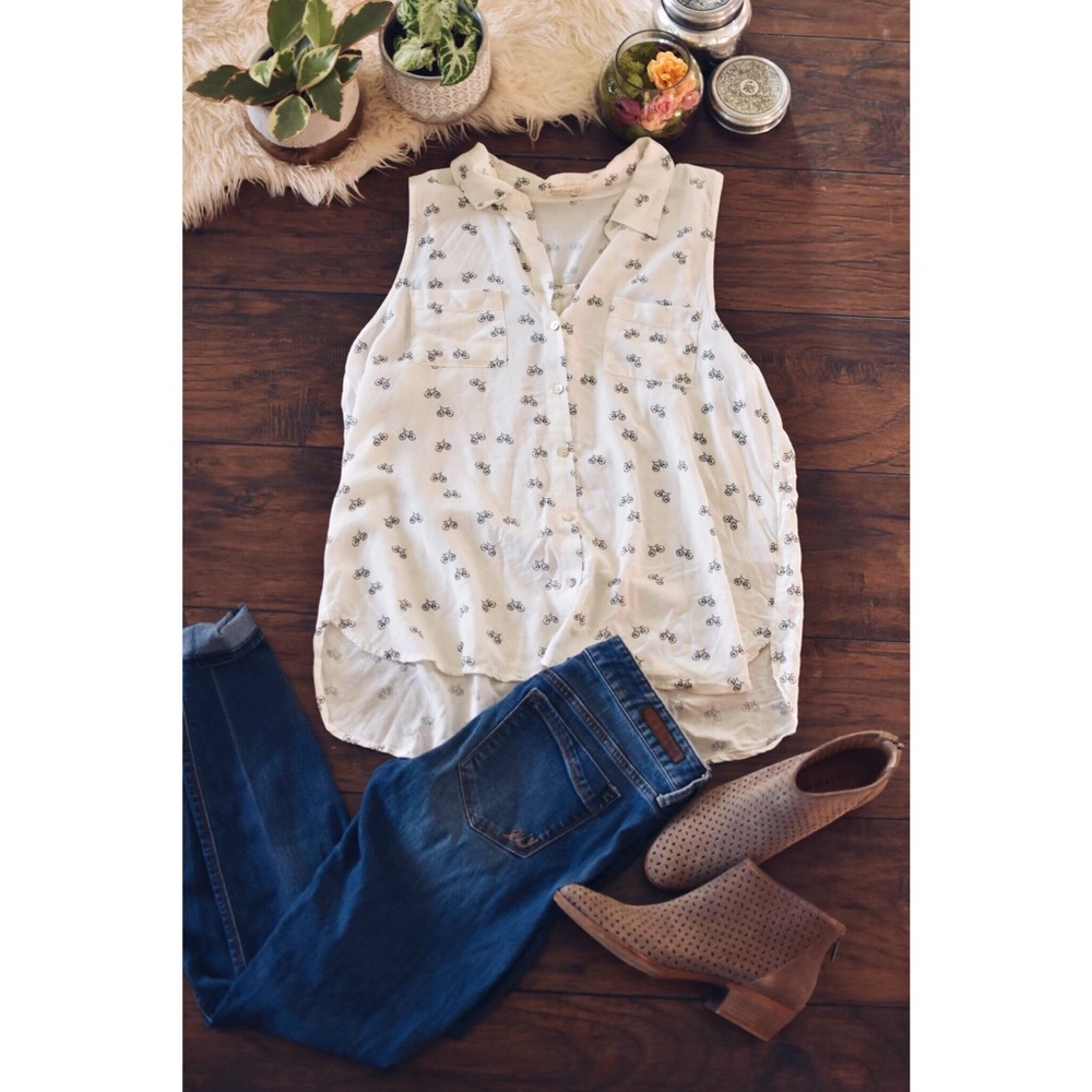 🛑SOLD🛑Bicycle pattern sleeveless top from Buckle